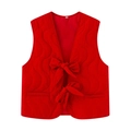 Gilet rosso trapuntato da donna con cuciture a onde e fiocchi su sfondo bianco puro - S / Rosso