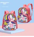 Detalle de la mochila unicornio rojo sandía con correas de malla acolchadas - Rojo sandía