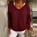 Dettaglio del cappuccio in maglia rosso scuro con trama traforata e scollo a V - Rosso Giuggiola