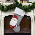 Calza di Natale grigia con bordo in peluche e applique Babbo Natale 3D per decorazioni - Babbo Natale