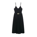 Robe midi noire élégante avec col en V et ceinture à boucle dorée sur fond blanc - XS / Noir