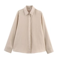 Détail du col d'une chemise beige à manches longues avec étiquette S et texture lisse - S / Hauts / Kaki