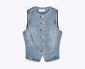 Detailansicht einer hellblauen Denim-Weste mit Vintage-Waschung und goldenen Knöpfen - S / Hellblaue Weste