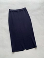 Detailansicht der Rückseite eines dunkelblauen Strickrocks mit Schlitz am Saum - S / Marineblau