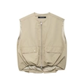 Détail d'un gilet beige zippé avec fermeture métallique et deux poches à boutons-pression - S / Kaki