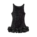 Détail de la robe noire à paillettes avec un ourlet en satin à volants moelleux - XS / Style à Volants Superposés / Noir