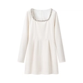 Elegante witte fluwelen jurk met lange mouwen en een sprankelende kristallen U-halslijn - S / Wit