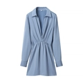Elegante vestido azul claro de manga larga con cuello en V, cintura plisada y satén - S / Azul