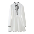 Elegante witte jurk met lange mouwen, zwarte bies en een chique strikhalslijn - S / Wit
