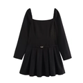 Vestido corto negro elegante de manga larga con escote cuadrado y falda plisada - S / Negro