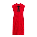 Détail d'une robe rouge sans manches avec col montant et nœud en satin noir élégant - Rouge