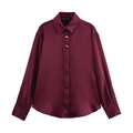 Elegante camisa de satén rojo vino para mujer con botones dorados y textura de seda - XS / Burdeos