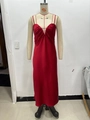 Elegante rode satijnen midi-jurk met een hartvormige halslijn en dunne bandjes - XS / Rood