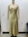 Elegante champagne satijnen midi-jurk met een V-hals en gedrapeerde plooien voor dames - XS / Geel