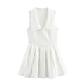 Détail de robe blanche sans manches avec grand col à revers et texture de jupe plissée - XS / Blanc