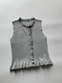 Détail à plat d'un gilet gris sans manches avec bords à volants et boutons ronds - S / gris foncé