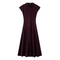 Elegante vestido evasé morado sin mangas con cuello alto y detalles plisados en el frente - S / Burdeos