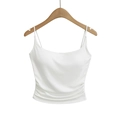 Dettaglio del top corto bianco con arricciature laterali e spalline sottili stile chic - S / Bianco