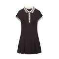 Détail d'une robe polo marron foncé avec col rayé contrasté et ourlet plissé élégant - Noir