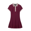 Détail de la robe polo bordeaux avec col blanc contrasté et ourlet plissé - Rouge Foncé