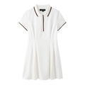 Détail de robe polo blanche avec passepoil marron contrasté sur le col et la patte - Blanc