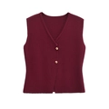 Détail du gilet en tricot bordeaux avec col en V et boutons métalliques dorés décoratifs - Bordeaux