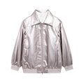 Détail d'une veste en similicuir argenté avec fermeture zippée et poignets côtelés pour femme - Champagne