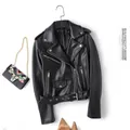 Detalle de chaqueta motera de cuero PU negro con cremalleras y bolso bordado floral - XS / Negro