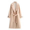 Dettaglio cappotto lungo in lana albicocca chiaro con ampi revers e cintura in vita - XS / Beige