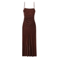 Détail d'une robe midi en velours marron foncé avec fronces et fines bretelles spaghetti - XS / Marron