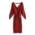 Elegante vestido midi de punto rojo con cuello en V, manga larga y cinturón de lazo - Talla única / Burdeos