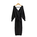 Elegante vestido de punto negro con cuello en V, manga larga y cinturón de lazo - Talla única / Negro