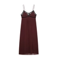 Détail d'une robe en satin bordeaux avec dentelle noire et décolleté plongeant en V - XS / Brun Rouge