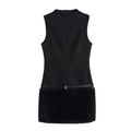 Robe noire sans manches élégante avec ceinture et ourlet en peluche sur fond blanc - XS / Noir