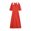Vestido midi de punto rojo con manga corta, cuello en V blanco en contraste y botones metálicos - S / Rojo
