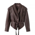Détail d'une veste en cuir PU marron foncé avec laçage croisé distinctif sur les épaules - S / Marron Café
