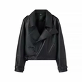 Detalle de una chaqueta biker vintage en cuero PU negro con solapas anchas y hebillas de cinturón - S / Negro