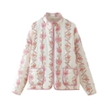 Dettaglio della giacca trapuntata floreale con collo alla coreana e bordi profilati rosa - XS / Bianco con fiori rosa