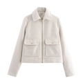 Détail d'une veste courte beige avec fermeture éclair et poches à rabat et boutons dorés - Blanc Cassé