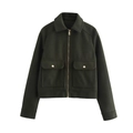 Détail d'une veste en laine vert foncé avec fermeture éclair métallique et grandes poches - Vert Foncé