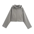 Detail einer grauen Kapuzenjacke mit Reißverschluss und Seitentaschen auf weißem Grund - XS / Oberteile