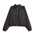 Chaqueta cortavientos negra para mujer con capucha, cremallera y bolsillos de carga - XS / Negro