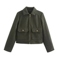 Detail der waldgrünen Tweed-Jacke mit goldenem Reißverschluss und Pattentaschen - Armeegrün