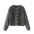 Chaqueta de punto gris oscuro con volantes, botones blancos y bolsillos frontales - S / Gris