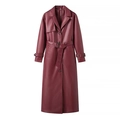Detail van bordeauxrode kunstlederen trenchcoat met klassieke revers en riem - Bordeauxrood
