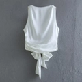 Elegante top de satén blanco sin mangas con cuello redondo, frunces y gran lazo en cintura - S / Blanco