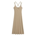 Détail du dos croisé et des boutons sur la robe mi-longue en maille côtelée beige - S / Kaki