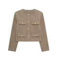Gros plan sur une veste courte en tweed beige avec col rond et boutons dorés - Brun