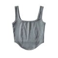 Détail du débardeur gris en maille côtelée avec col carré et ourlet façon corset - Gris