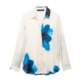 Chemise femme été 2024 à manches longues avec imprimé floral bleu sur fond crème - Haut Bleu